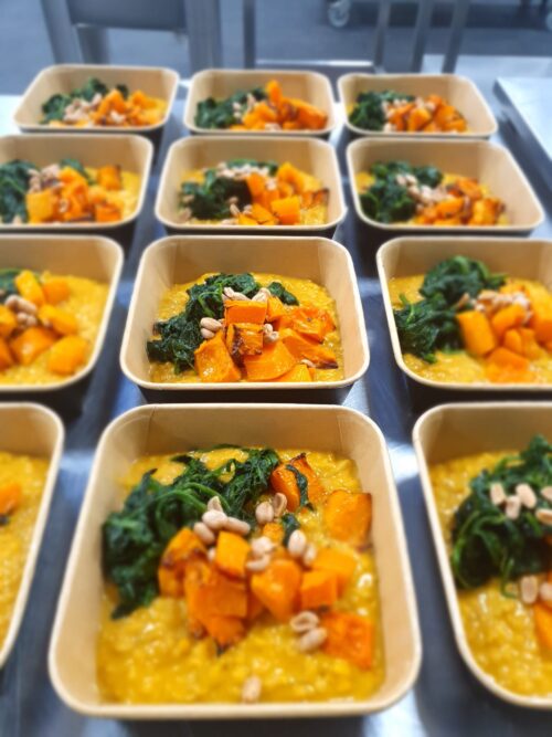 Pompoen curry met spinazie geroosterde pinda's en Libanees platbrood