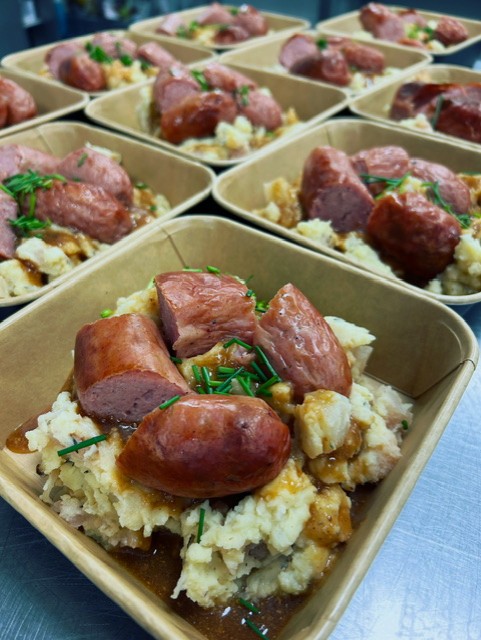 Stamppot gepofte gele biet met jus en een venkel-knoflook saucijs