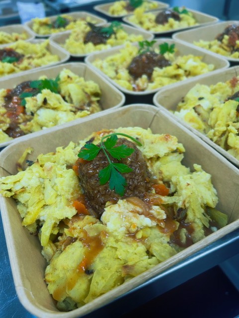 Stamppot geroosterde kool, kerrie, gebakken ui, jus en een half om half slagers gehaktbal