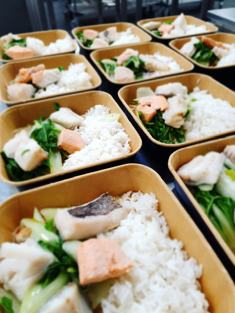 Thaise groene curry met witvis, zalm, mosselen en rivierkreeft staartjes. Lekker met paksoi en witte rijst