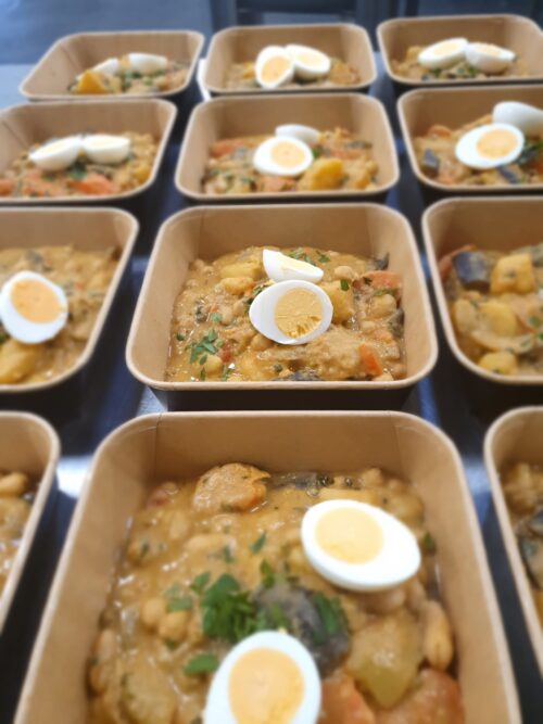 Milde Thaise curry met aardappel, aubergine, wortel, kikkererwten, een eitje en Libanees platbrood