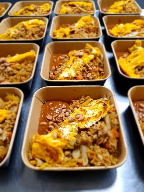 Nasi vegetarisch met satésaus, omelet en geroosterde pinda's