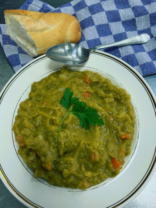 Heerlijke vegan erwtensoep! Ramvol groenten en dus heel gezond!