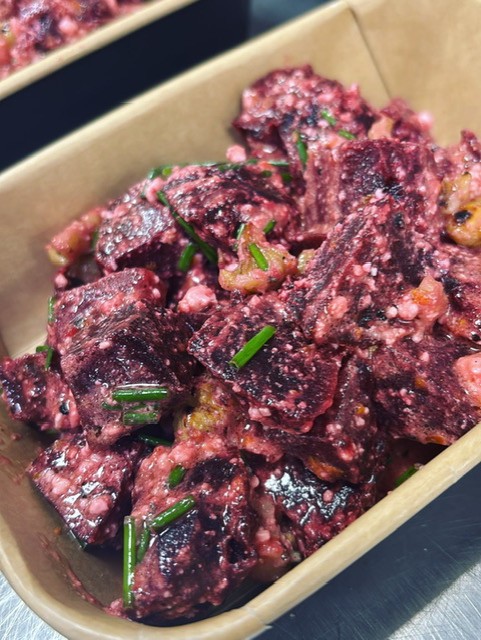 Geroosterde bietensalade met geitenkaas, walnoot en sinaasappelsapdressing