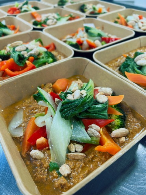 Indiase groentencurry met super veel gestoomde groenten, geroosterde amandel en Libanees platbrood