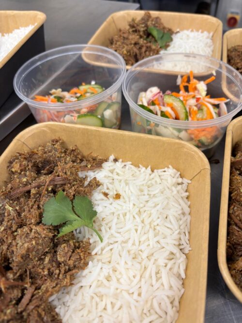 Indonesische rendang van rund met witte rijst en een rauwkost salade