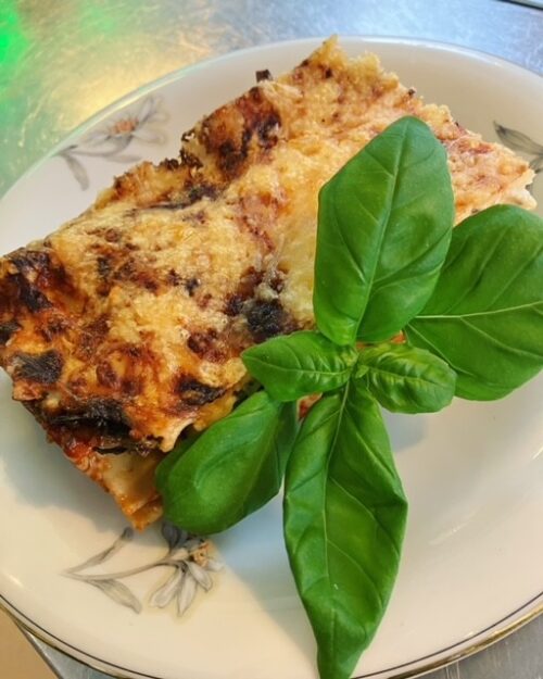 Lasagne bolognese met rundergehakt, bechamelsaus en Parmezaanse kaas