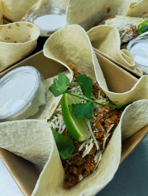 Mexicaanse burrito met rundergehakt, groenten, Parmezaanse kaas en zure room