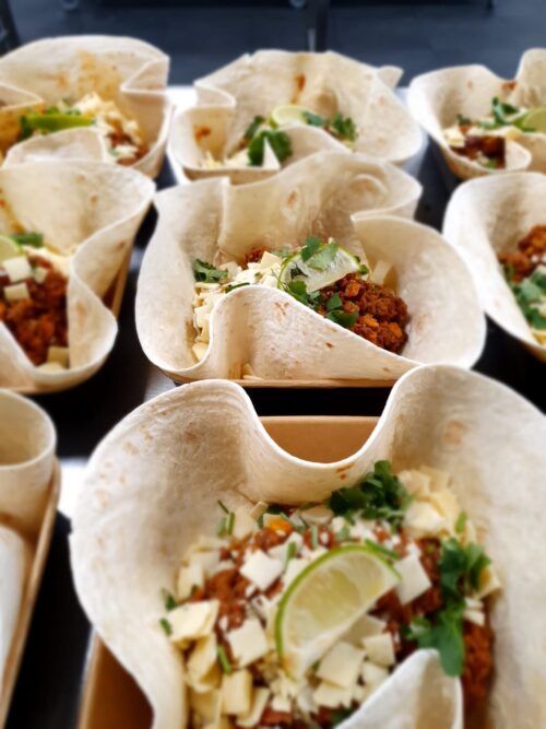 Mexicaanse tortilla met bonen, groenten, tomaat, gehakt en kaas