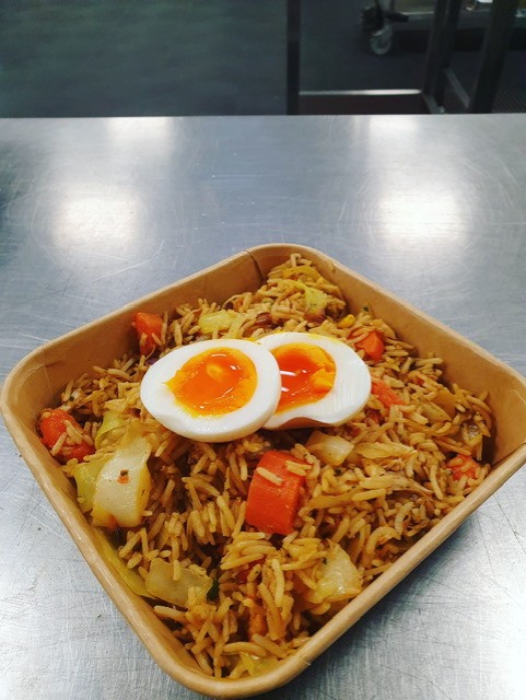 Nasi met kip, groenten en een 7-minuten eitje