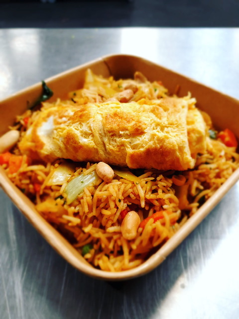 Nasi met lekker veel groenten, geroosterde pinda’s en een omelet