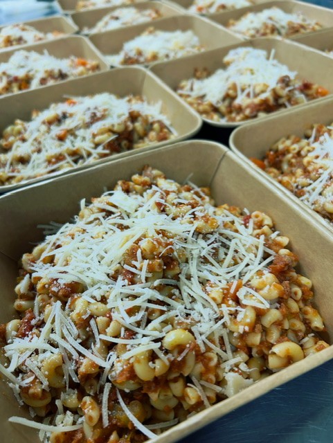 Weekhap €9,95 - Ouderwets lekkere macaroni met rundergehakt in een volle tomatensaus met groenten. Lekker met Parmezaanse kaas