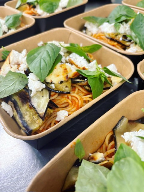 Pasta alla Norma met tomatensaus, gegrilde aubergine, gebakken ricotta en vers basilicum