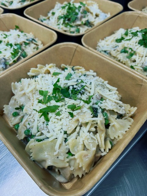 Pasta (farfalle) met champignon, erwtjes en blauwe kaassaus