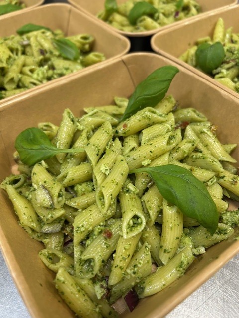 Pasta pesto salade, lekker met vers gedraaide pesto, zongedroogde tomaat en mozzarella