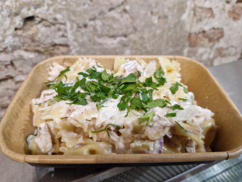 Pasta salade met tonijn, olijven en venkel