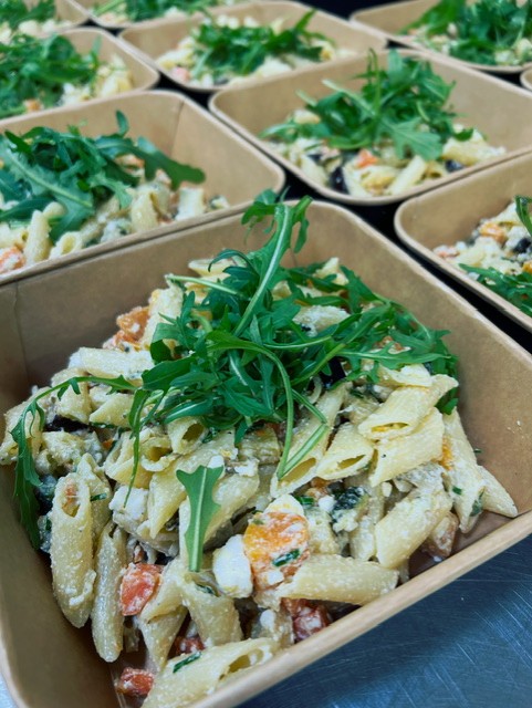 Pastasalade met lekker veel in knoflookolie geroosterde groenten, feta, Parmezaanse kaas dressing en rucola