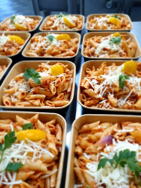 Penne tonijn, tomatensaus, olijven, kappertjes en Parmezaanse kaas