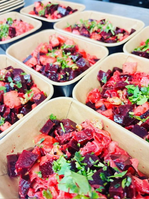 Geroosterde bietensalade met walnoot, appel en citrusdressing