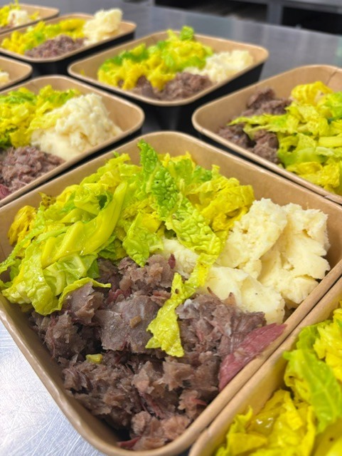 Runderstoof met aardappelpuree en geblancheerde kool