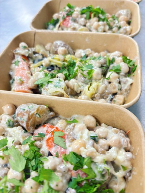 Salade geroosterde groenten en peulvruchten met blauwe kaas dressing