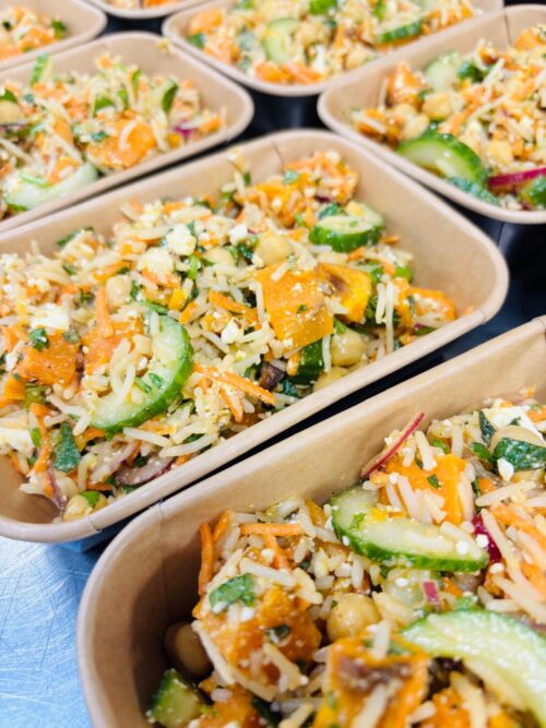 Salade van rijst en zoete aardappel. Met munt, koriander, feta en kikkererwten