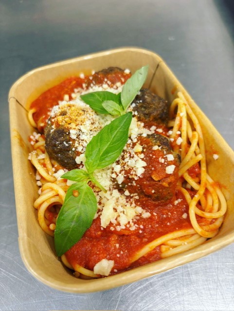 Spaghetti met een volle tomatensaus, runder-gehaktballetjes, verse basilicum en Parmezaanse kaas