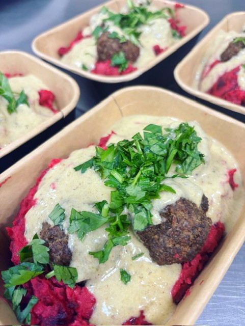 Stamppot rode biet met rundergehaktballetjes en mosterdroomsaus met een vleugje dille