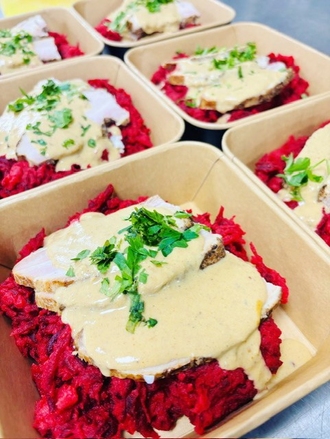 Stamppot rode biet met zachtgegaard buikspek en mosterdjus