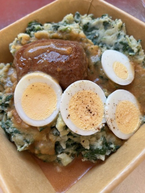 Stamppot spinazie met een eitje, jus en een heerlijke gehaktbal