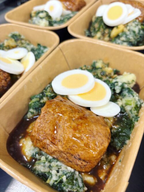 Stamppot spinazie met een rundergehaktbal en gekookt ei