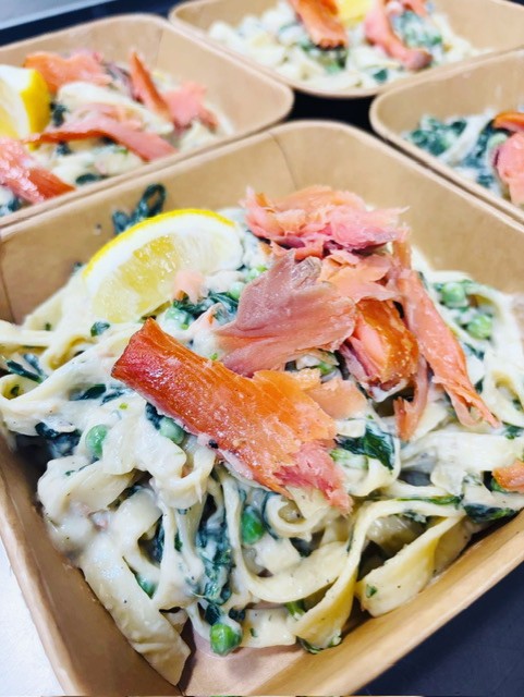 Tagliatelle in roomsaus met warm-gerookte zalm en groene groenten