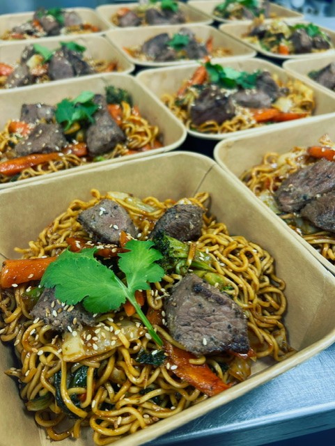 Thaise noedels met lekker veel groenten, sesamzaadjes en biefstukpuntjes (laatste even een klein beetje in een pan opwarmen, dan lauwwarm door noedels heen)