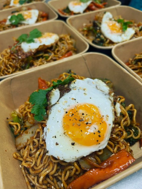 Thaise noedels met lekker veel groenten, sesamzaadjes en een gebakken spiegelei