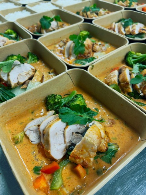 Thaise rode curry met groenten, geroosterde kip en witte rijst