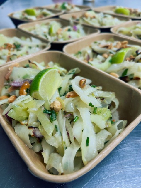 Thaise salade van geroosterde witte kool met pinda, komkommer en de ultieme Thaise limoen vinaigrette