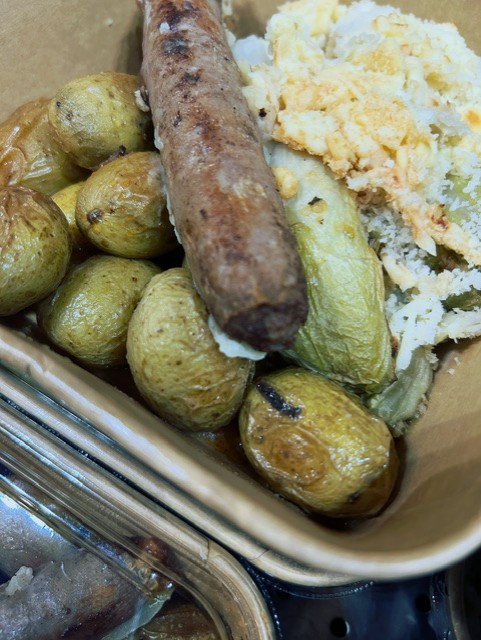 Gegratineerde witlof met krieltjes en een runderworstje