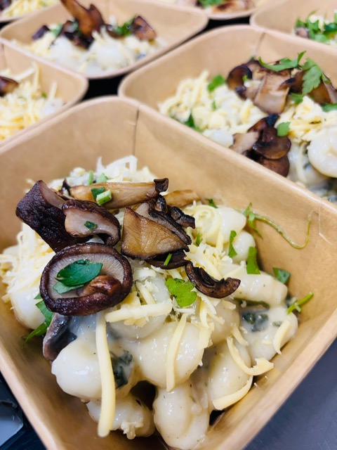 Gnocchi in roomsaus met spekjes, spinazie, paddenstoelen en Passendaele kaas