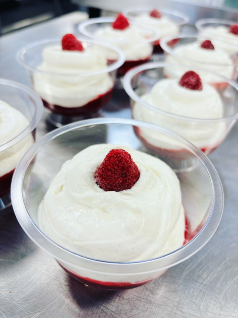 Hangop met rood fruit coulis