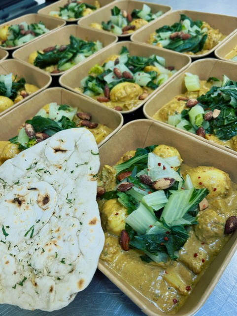 Indiase eiercurry met paksoi, gerookte amandel en een knoflook-naan