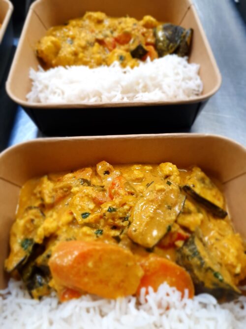 Indiase groenten curry met witte rijst en Buffino, een vleesvervanger gemaakt uit verse buffelmelk
