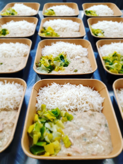 Kipragout met witte rijst en gestoofde prei