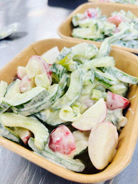Komkommersalade met radijs en frisse yoghurt dressing