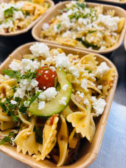 Mediterraanse pasta salade met olijf, zongedroogde tomaat, feta en komkommer