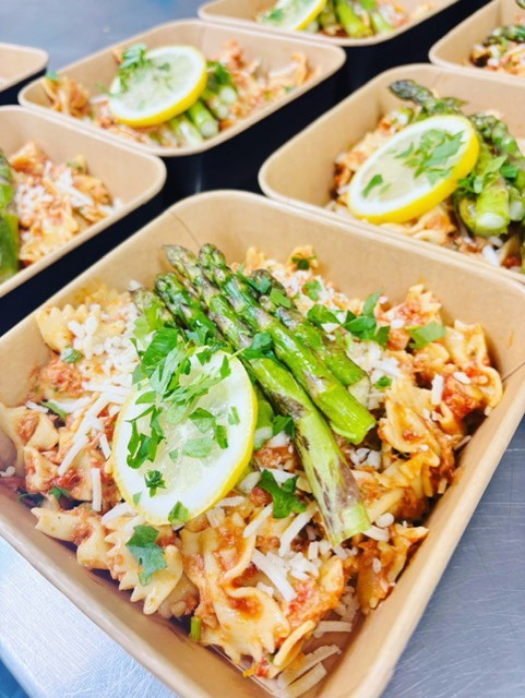 Pasta met tomatensaus, tonijn, gegrilde groene asperge en Parmezaan