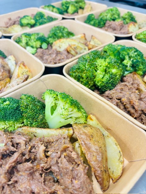 Runderstoof met geroosterde aardappeltjes en gestoomde broccoli