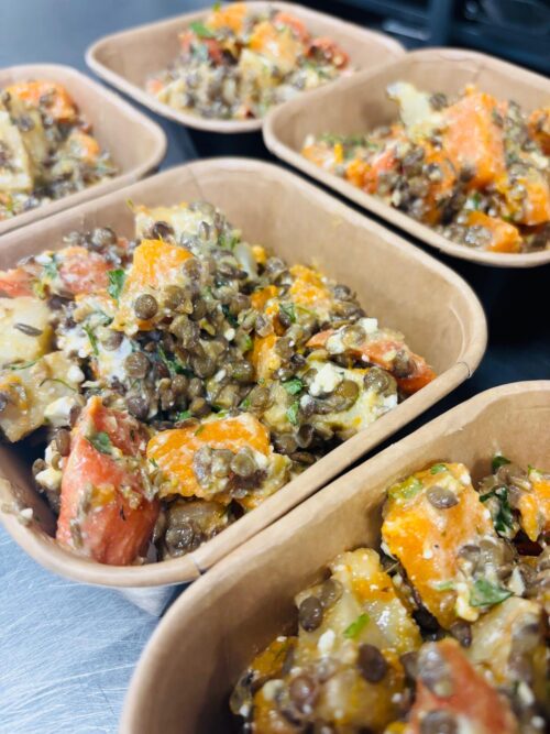 Salade geroosterde groenten, linzen, feta en groene kruiden