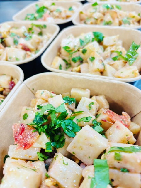 Salade van geroosterde knolselderij met bloedsinaasappel en hazelnoot