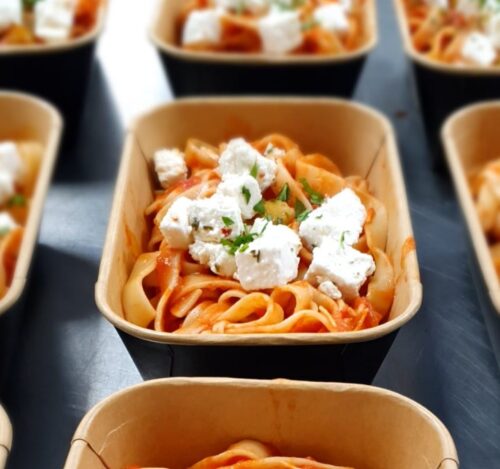 Pappardelle met tomatensaus, olijven, kappertjes en Hollandse feta