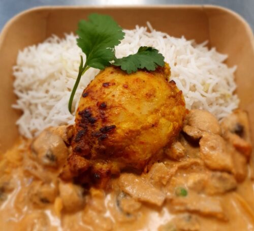 Indiaase curry met in yoghurt en kruiden gemarineerde kip. Met witte rijst